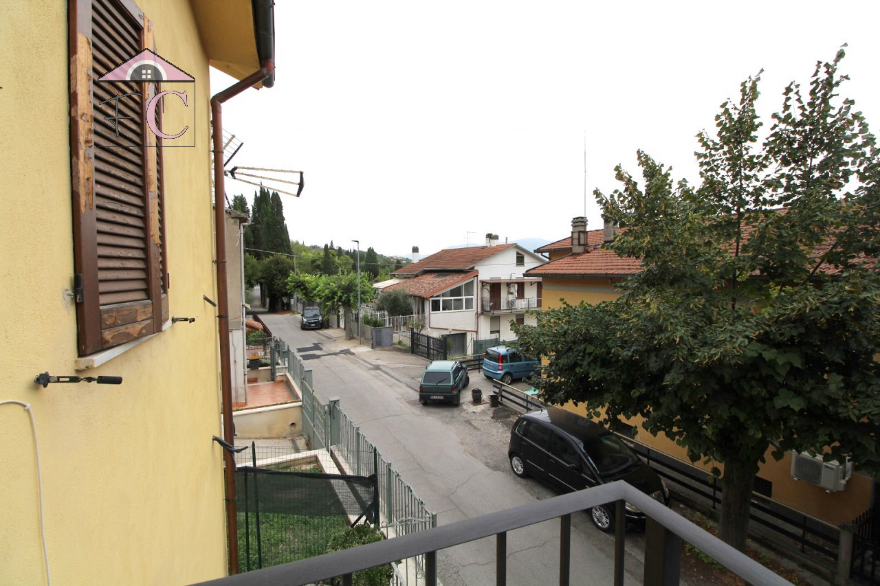 duplex ristrutturato con balconi e posto auto 7.jpg